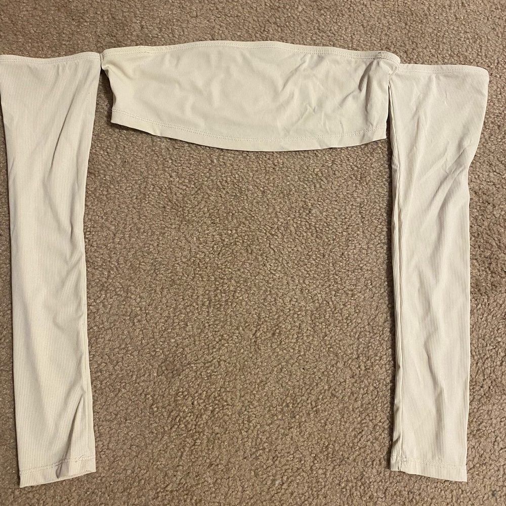 BUY NOW SALE‼️ Cream off the shoulder “long sleeve” super crop top